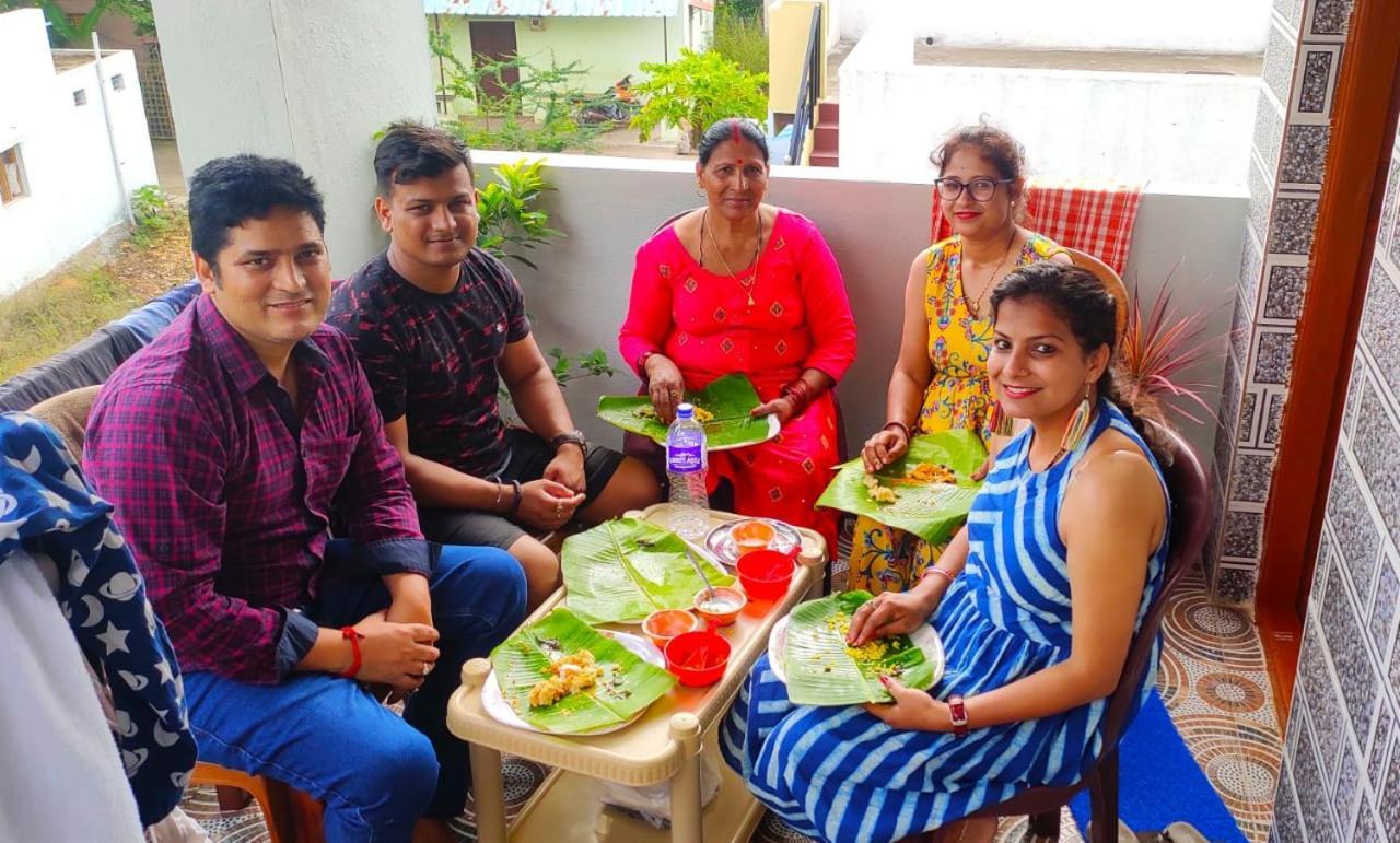 Veeru Homestay ホスペット エクステリア 写真