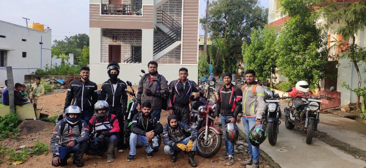 Veeru Homestay ホスペット エクステリア 写真