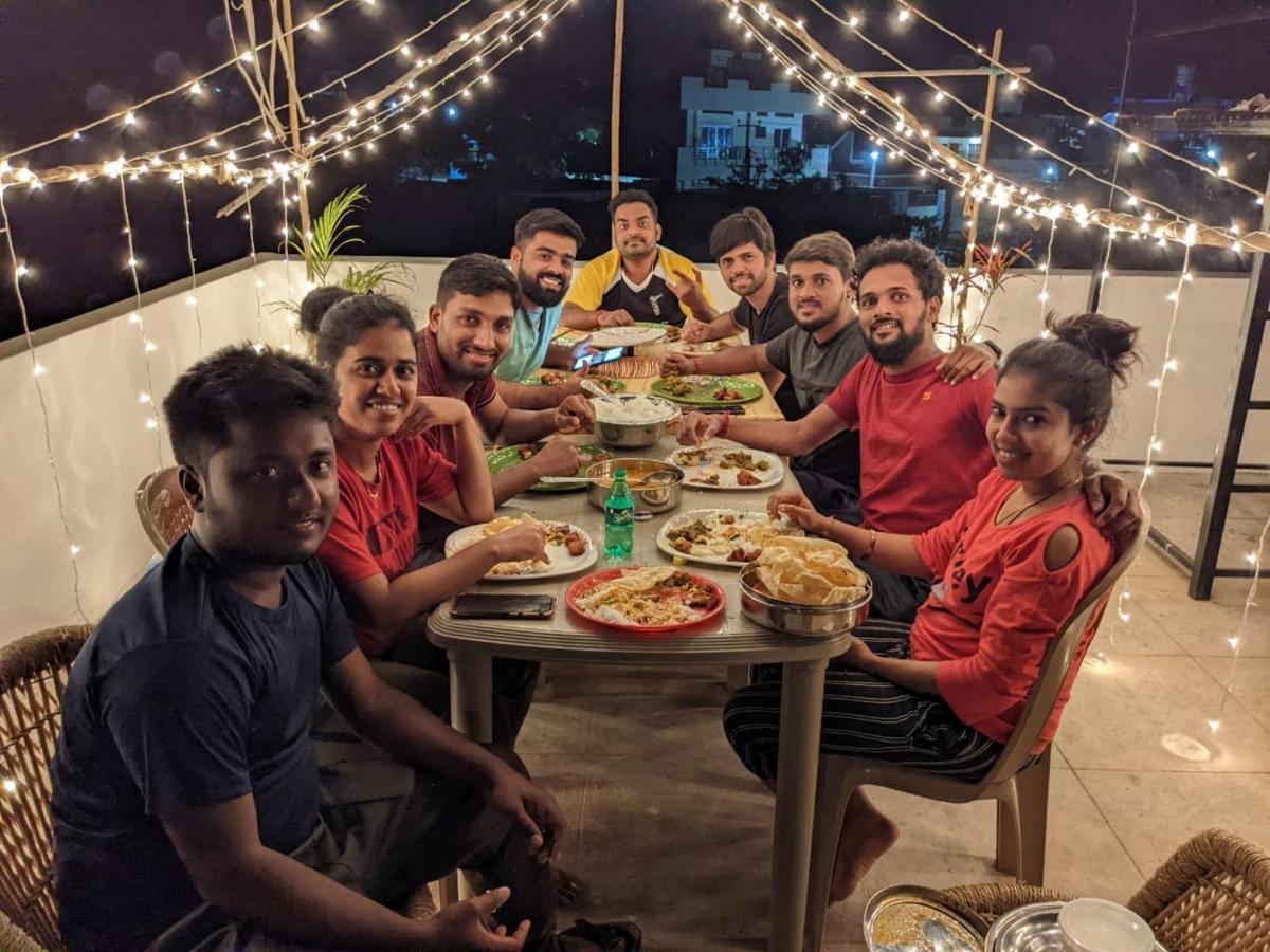 Veeru Homestay ホスペット エクステリア 写真