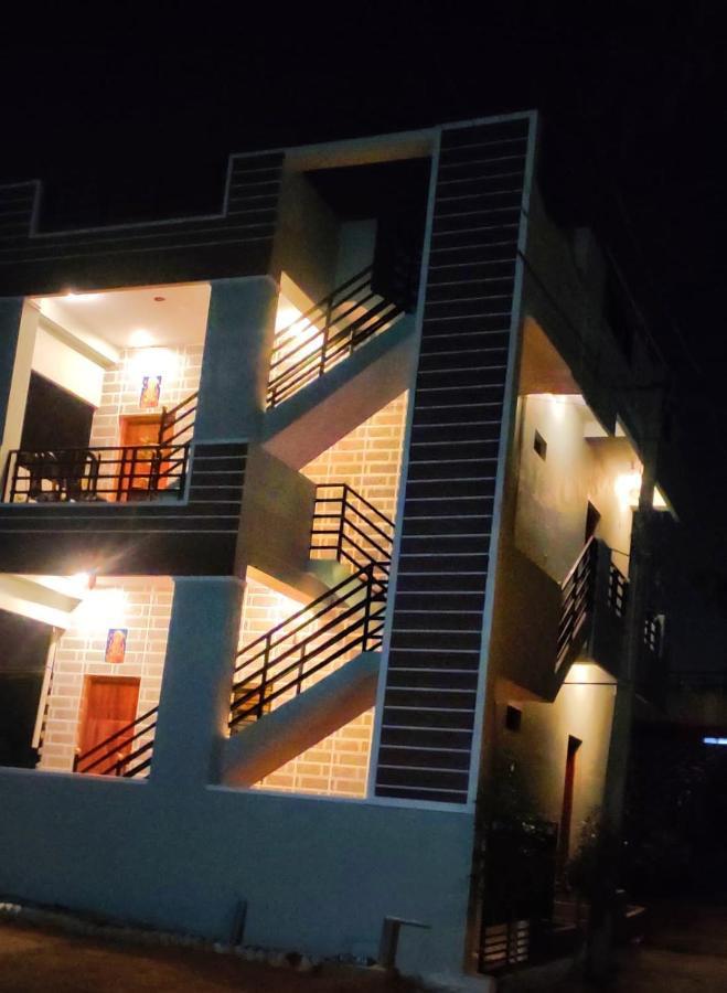 Veeru Homestay ホスペット エクステリア 写真